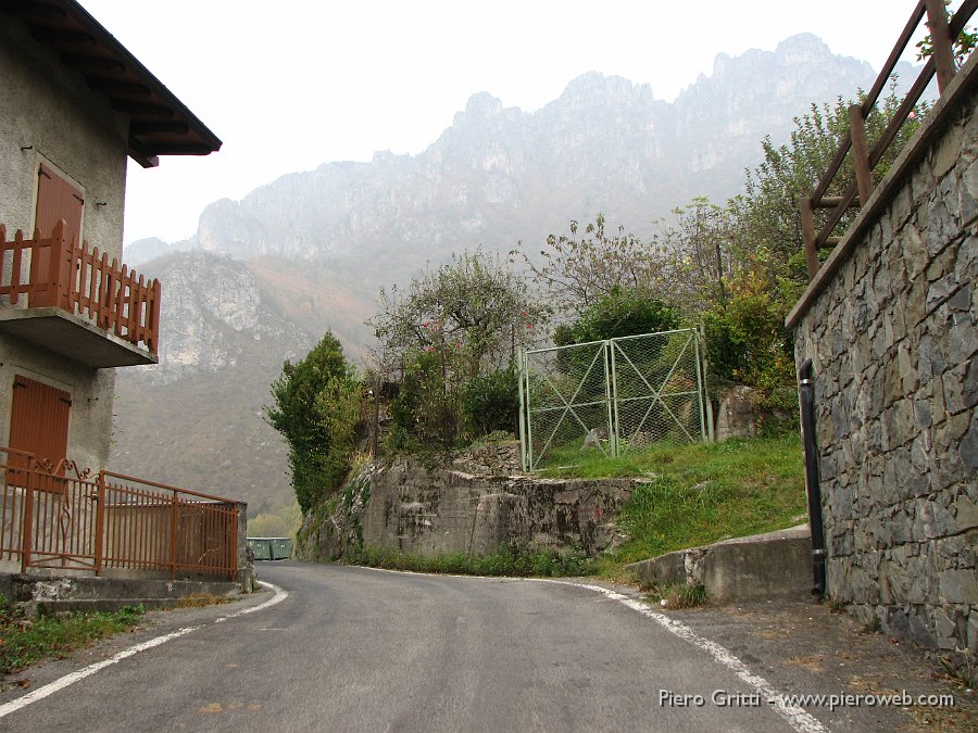 cancervo102 001.jpg - Lasciata l'auto nei percheggio accanto alla chiesa della Pianca,  imbocchiamo il sentiero qui